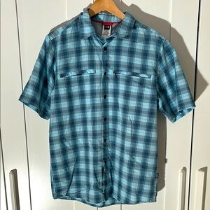The North Face Henley Shirt
Men’s Small